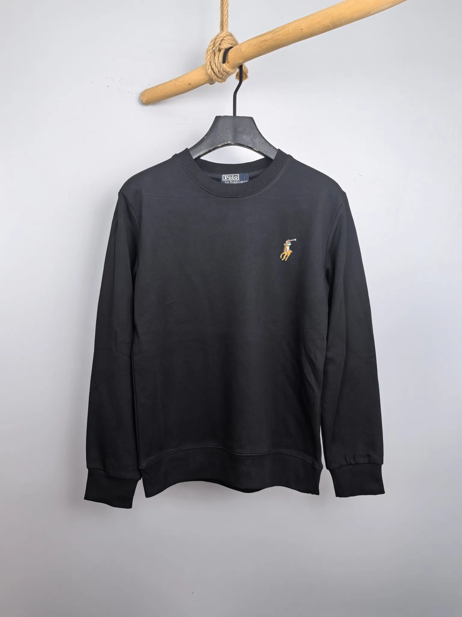 P340 POLO Ralph Lauren 2025 Autumn and Winter New Design Sweatshirt Official website synchronized! This T-shirt combines minimalist design with exquisite details. The oversize trim is reminiscent of Tyrolean dress details, summoning modern new ideas, creating a different conceptual pattern, and injecting rich connotation into the traditional cotton T-shirt. The LOGO on the front graphic webbing is unique and makes the brand more distinguished. It highlights the style of a big brand, sets off the minimalist design style, and reveals the elegance at a glance! As a brand that pursues design and tailoring techniques, the materials used will never disappoint! The body of this shirt is made of Solona cotton blended 400g fabric, which is noble and exquisite. The cotton surface is full, soft and skin-friendly. In short, such a classic style is a must-have for autumn and winter! M-4XL